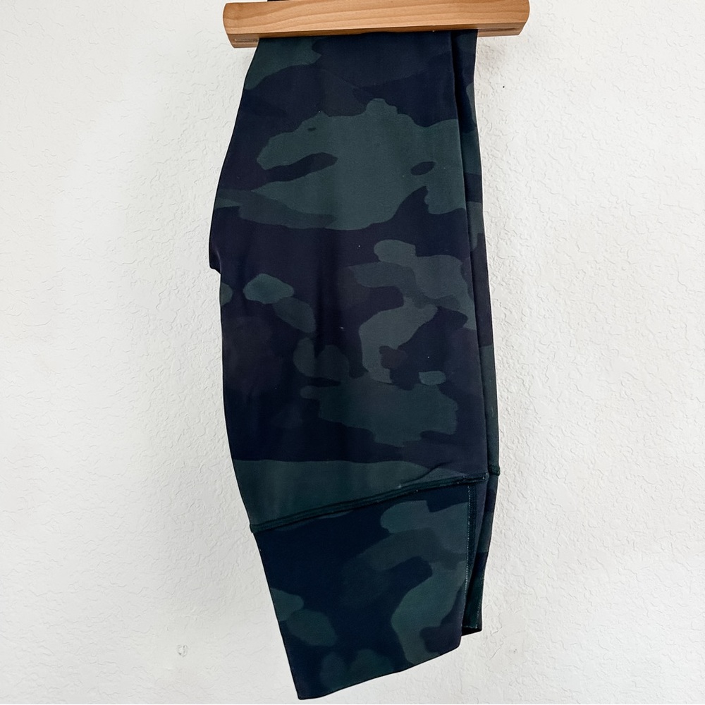 ALO Yoga Camouflage Leggings — Dark Green & Black - Picture 2 of 4